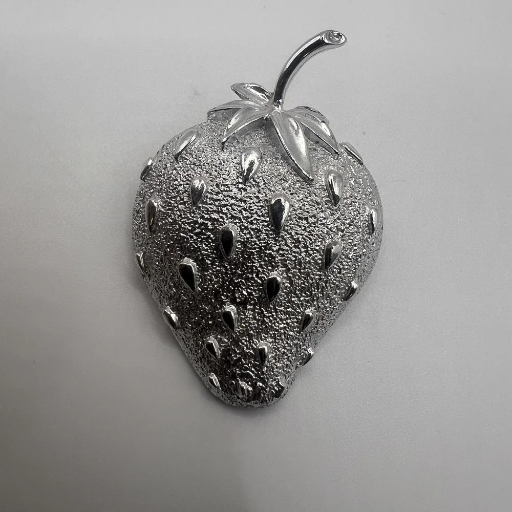 Sarah Coventry Strawberry Brooch Silver Tone Textured Pin Vintage‎ Fruit Jewelry